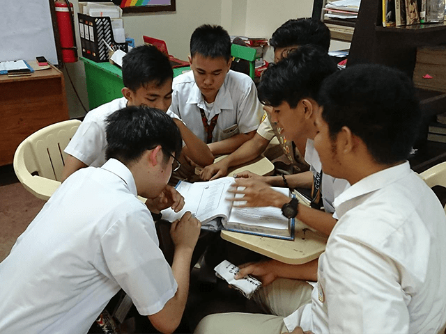 フィリピンのセブ科学高校で話し合う生徒ら
